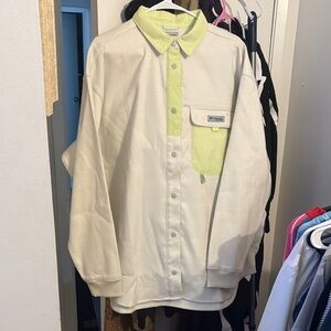 Columbia Womnes Casual White and Green Button Down